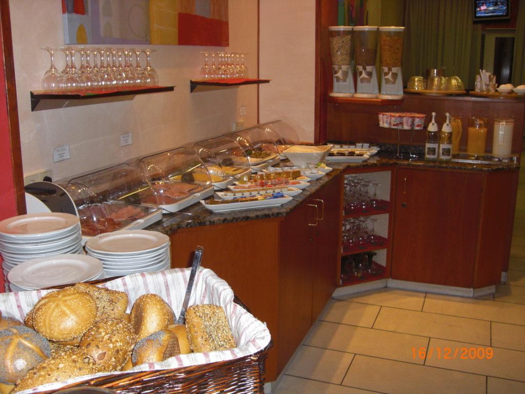 Hotel Mondial Дюселдорф Екстериор снимка
